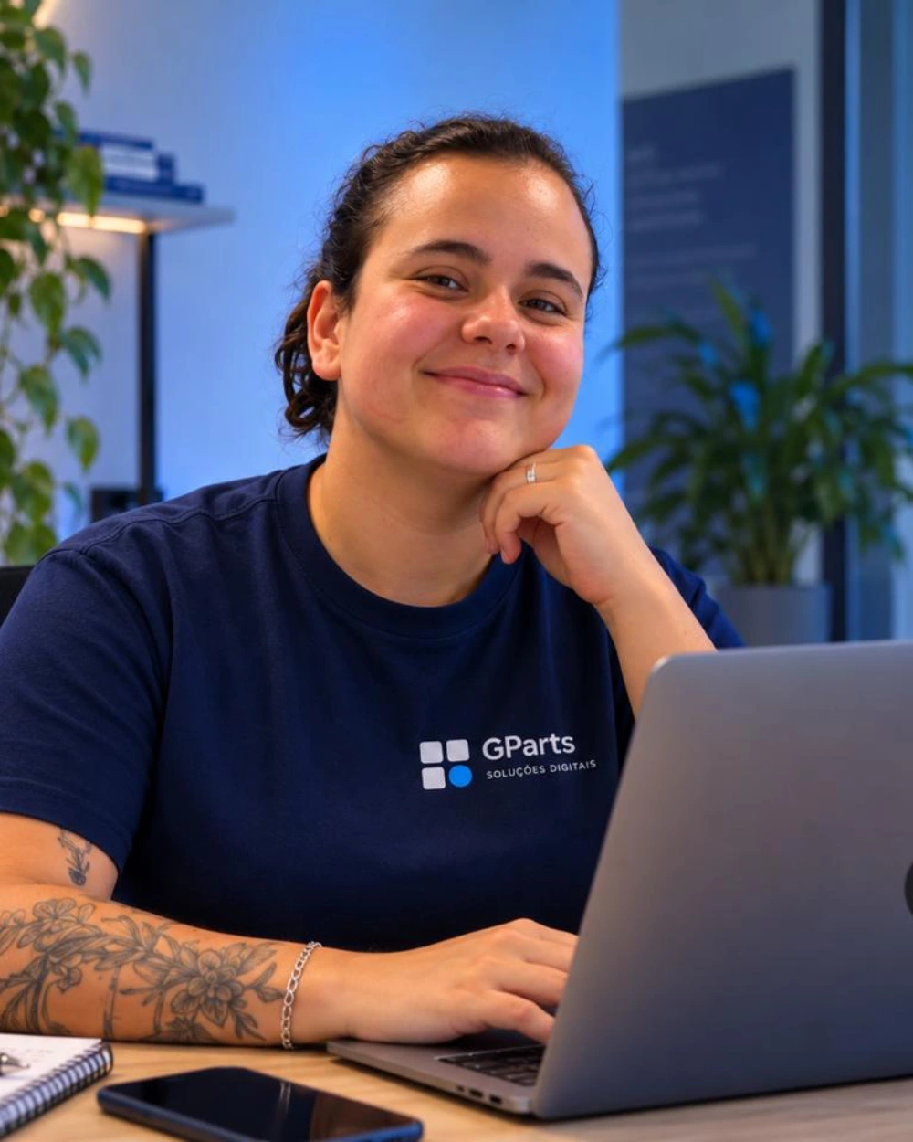 Silvia Gonçalves Silva, fundadora da GParts, trabalhando no notebook